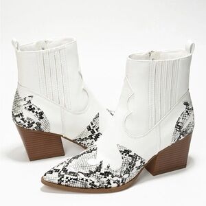 Cape Robbin Janesa Animal Print Western White Ankle Boots NWOT Size 7